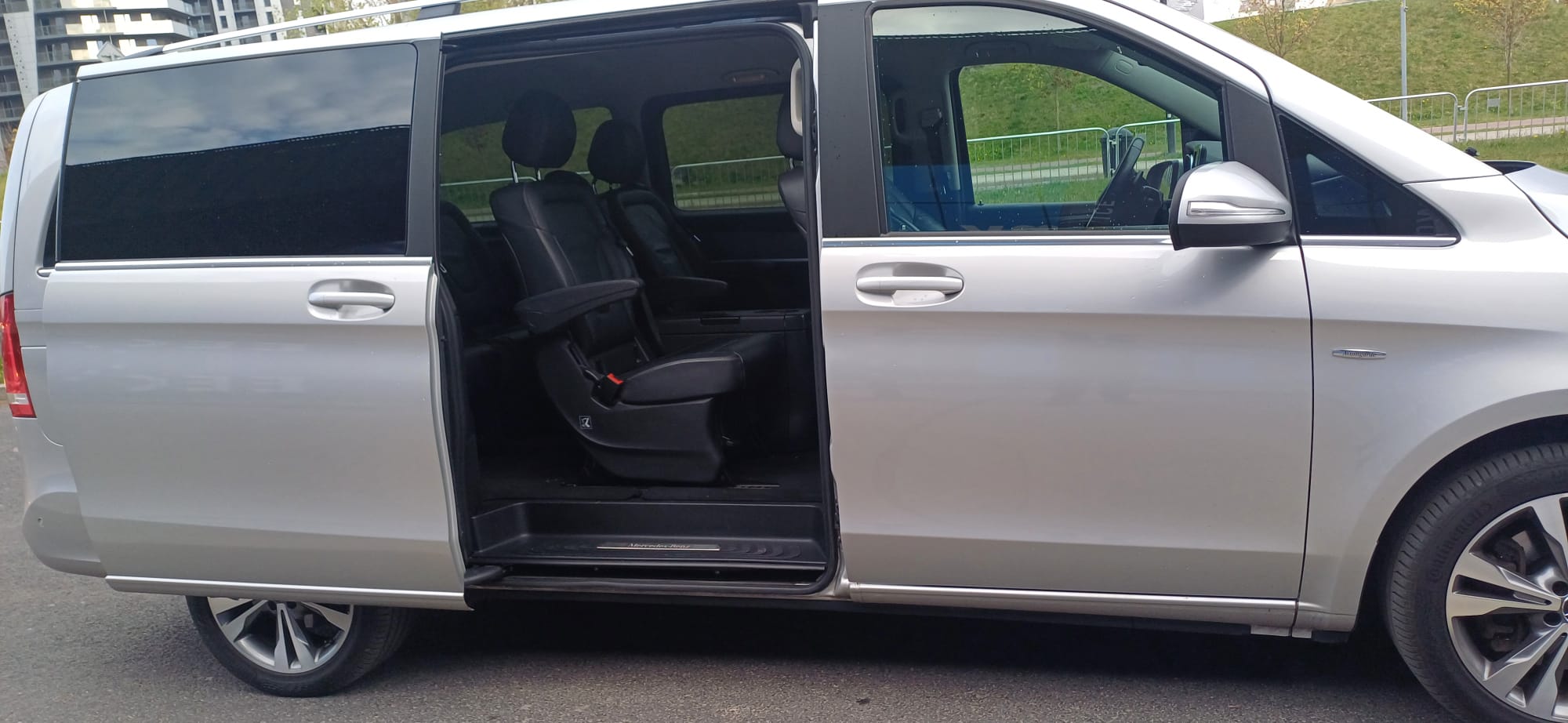 Otwarty Mercedes V-Class gotowy do drogi